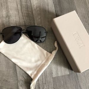 Dezi sunglasses top self in black